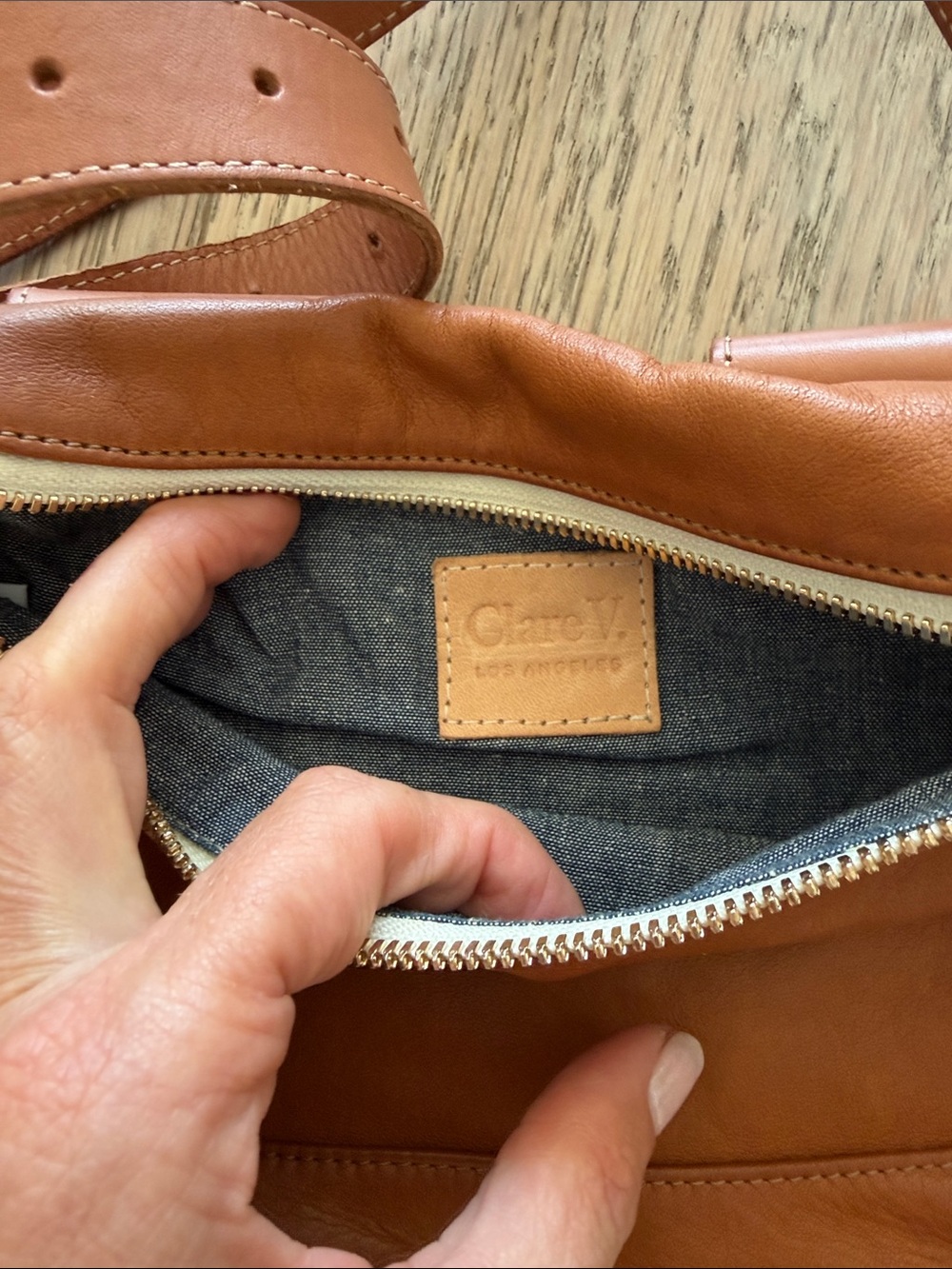 Classic Tan Leather Crossbody Bag with Zip Closure - Picture 2 of 4